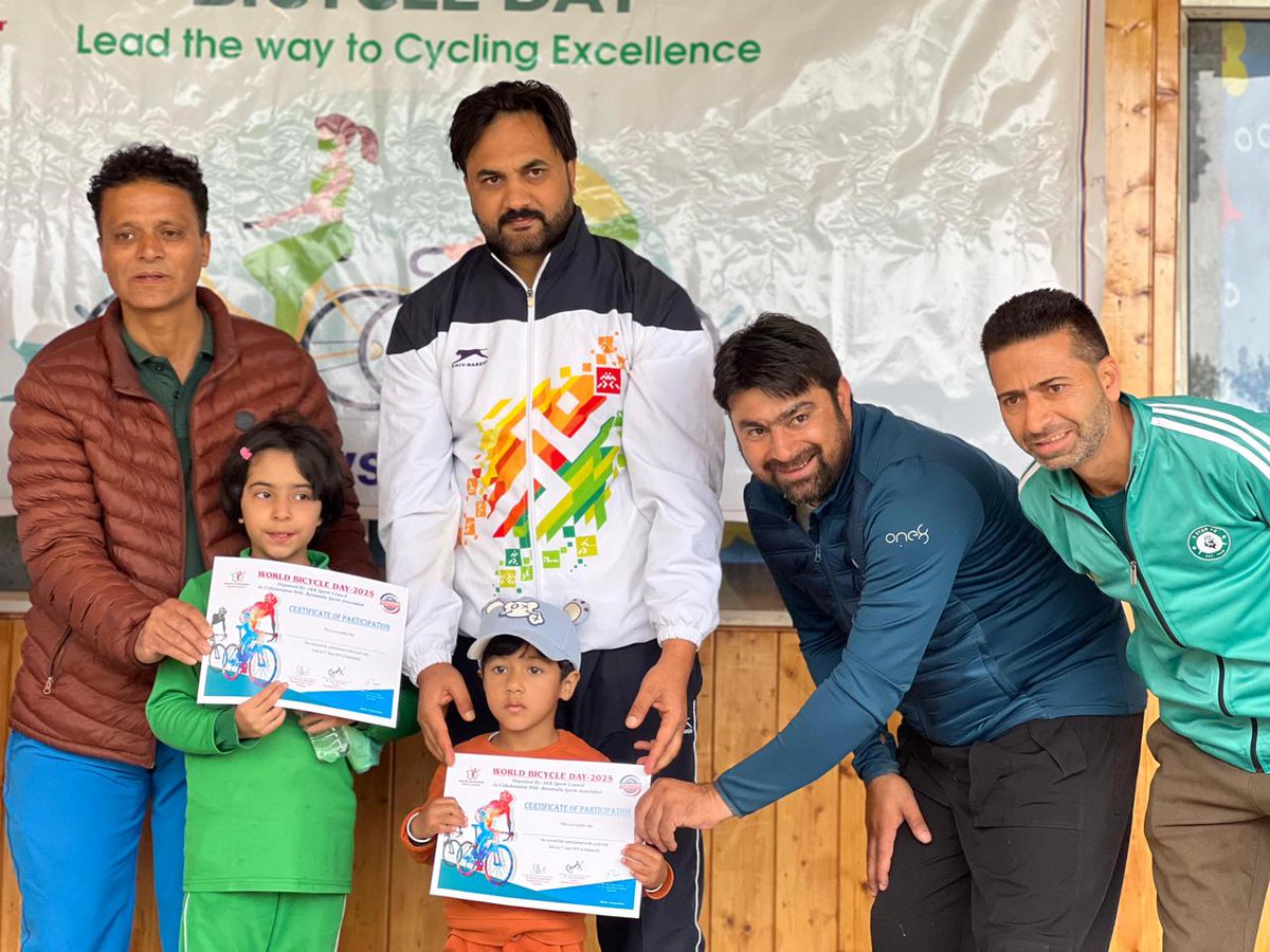 Baramulla marked #WorldBicycleDay with a vibrant rally from Indoor Stadium to Carriapa Park, promoting #FitIndia &amp; green living.
DIO B'la <a href="/Iftakha24619110/">iftakharNaseem</a>  urged youth to adopt Sunday Cycling for health &amp; sustainability.