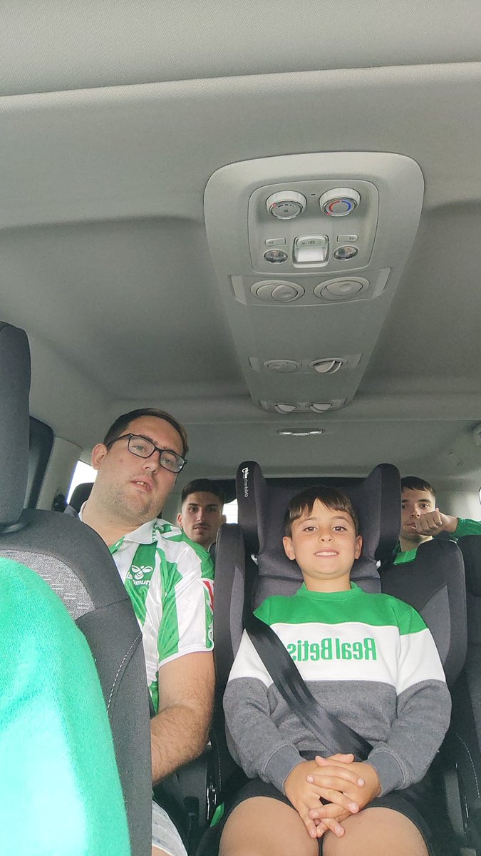 Desde Berlín a breslavia  siempre con su cara de felicidad para acompañar a su real Betis.
