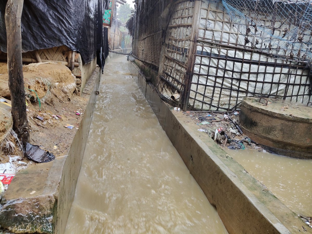 RoAnisHlaMyint's tweet image. Rohingya Life During the Monsoon in the Refugee Camp.

#rohingyacamp 
#Refugeelife 
#LandslideRisk 
#MonsoonRisk 
#Rainydays 
#weather 
#roadphotographer 
#Streetphotography 
#rohingyaphotographer 
#documentaryphotography 
#photojournalism
