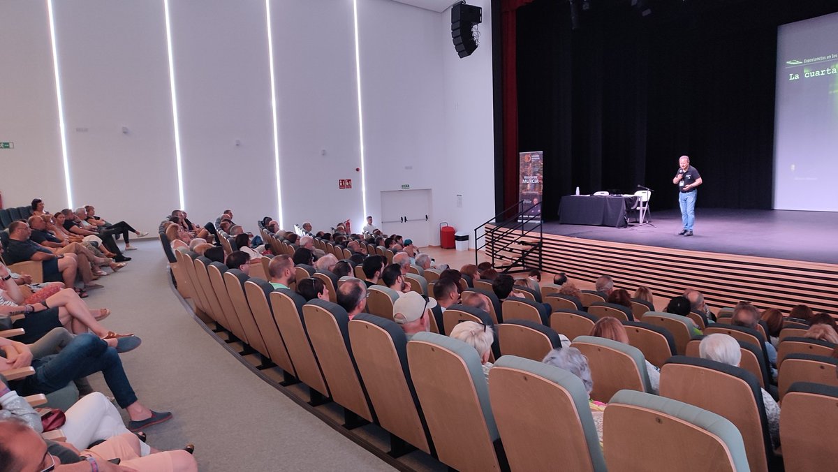 34 años de radio, y más de investigación, confieren un bagaje impresionante de relatos, casos y testigos para confeccionar una ponencia como la que ahora está exponiendo <a href="/JoaquinAbenza_/">Joaquin Abenza</a>
   Y que el público está disfrutando 
 <a href="/Ayto_Pinatar/">Ayuntamiento de San Pedro del Pinatar</a> <a href="/Casadelarusa93/">Museo del B.Benifayó</a> 
#HistoriaYMisterio