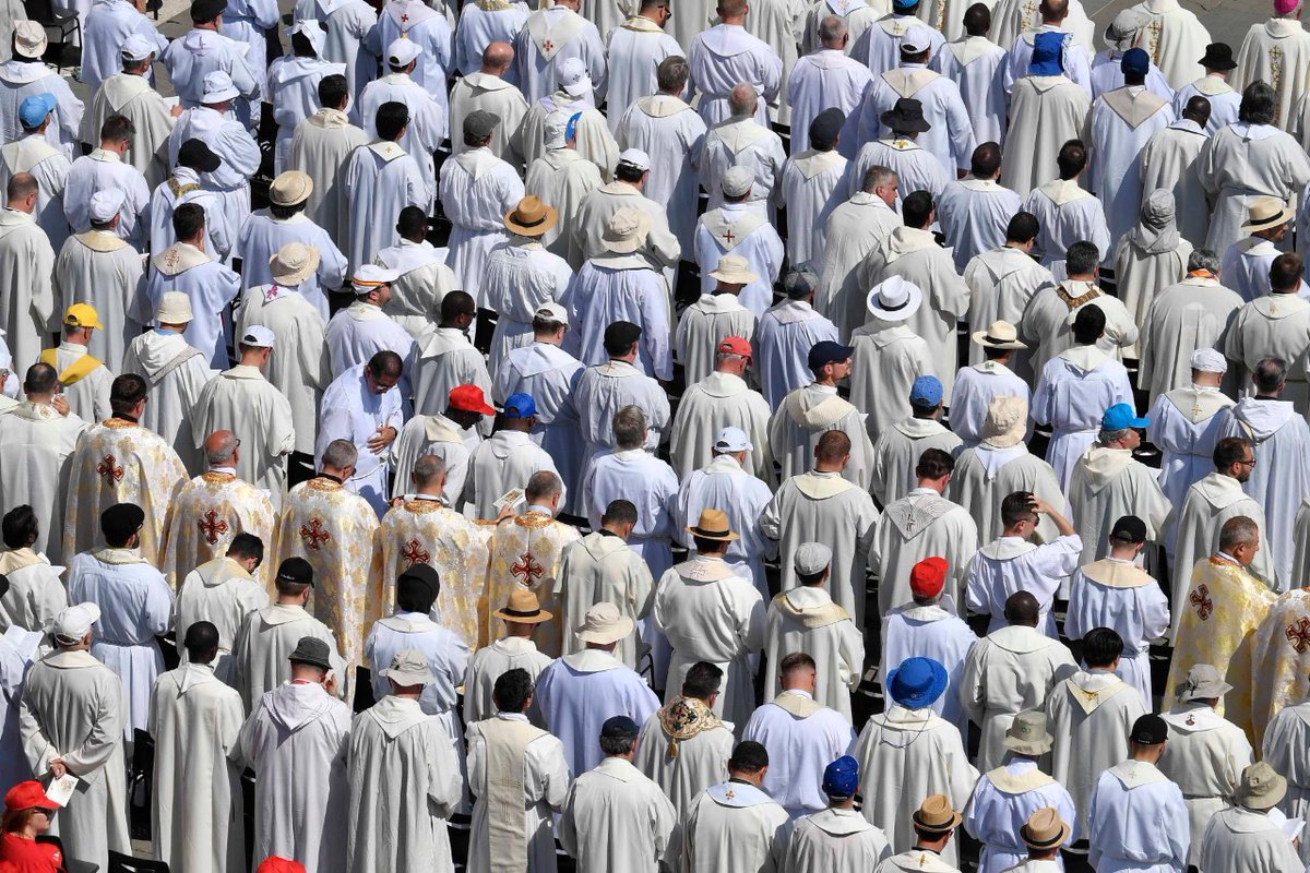 🇻🇦 En clôture du Jubilé des familles, Léon XIV a présidé une messe sur la place Saint-Pierre, rappelant que «c’est de la famille que nait l’avenir des peuples» et qu’elle est «un lieu privilégié pour rencontrer Jésus, qui nous aime et veut notre bien».
vaticannews.va/fr/pape/news/2…