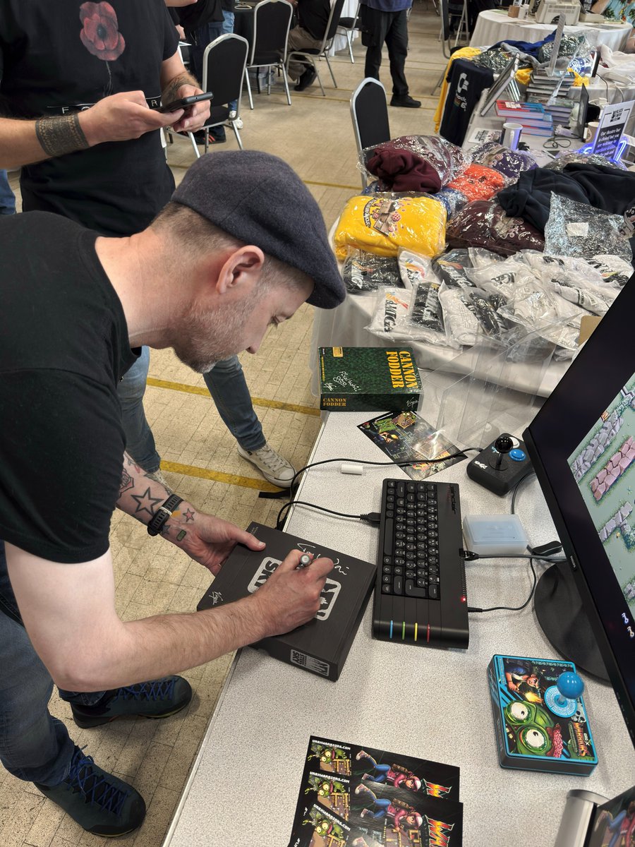 tonywarriner's tweet image. Lots of UrbX AND Steel Sky love yesterday at #RetCon :)