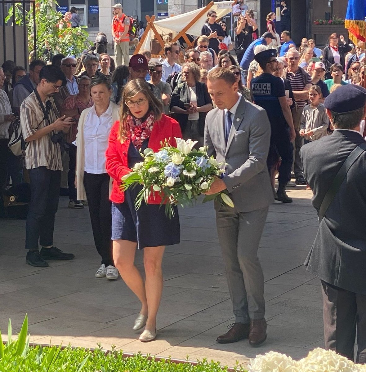 Présent pour la cérémonie memorielle des fêtes #JeannedArc de #Rouen, qui fut brûlée vive sur la place du vieux marché, le 30 mai 1431. ⬜️🟦
Pour rendre #hommage à cette incarnation de la France combattante, j'ai déposé une gerbe avec Marine Caron, Présidente du SF de Rouen. 🇫🇷
