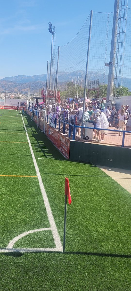 La vergüenza de la jornada
Horario inhumano a las 12 de la mañana
Entradas a 20 y 25 € para ver el fútbol de pie y sin visibilidad Aseos insalubres
¿Aseos?
#UDTorreDelMarRealJaén