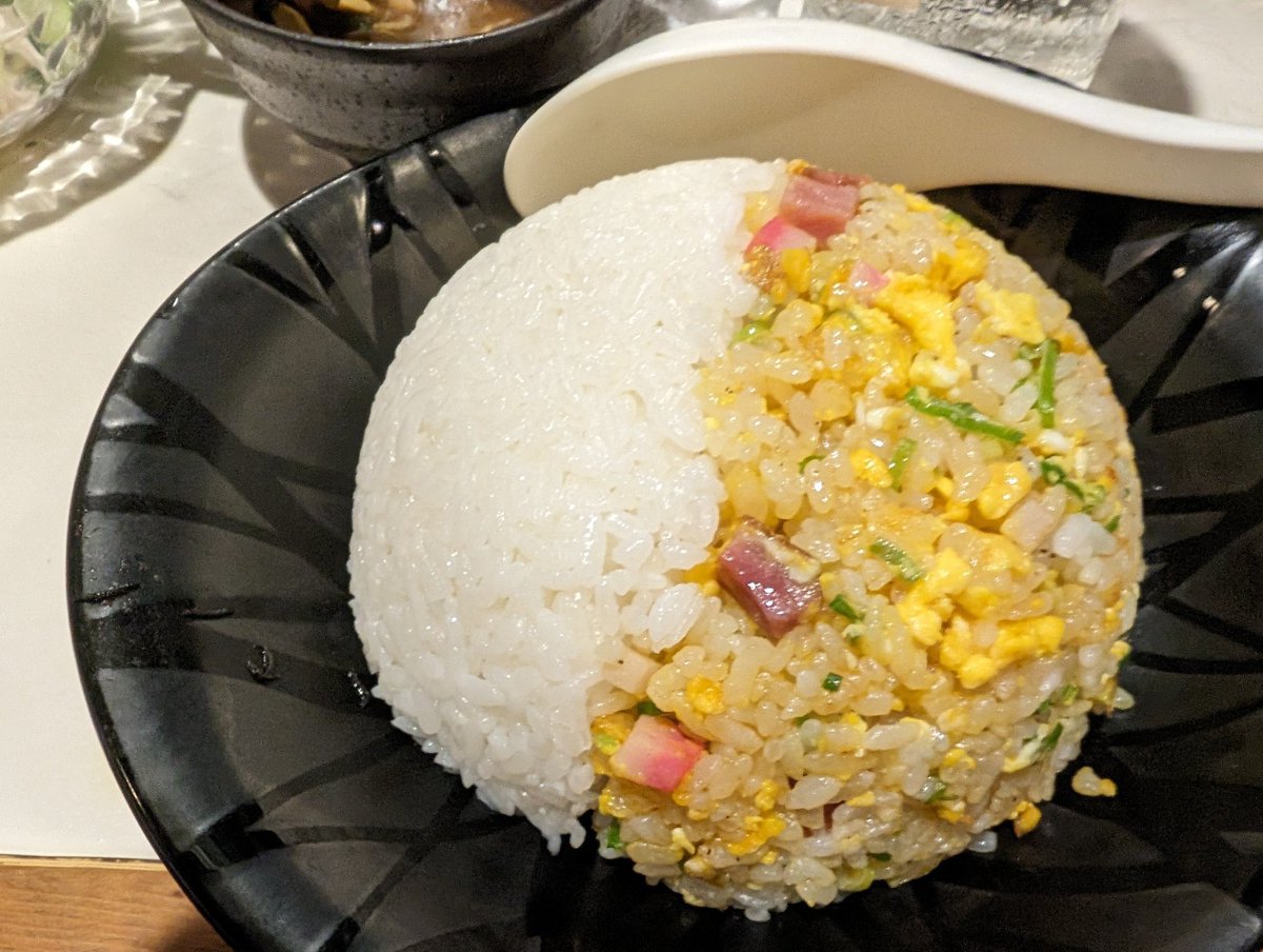 僕「ラーメンください」

店員「はい、ラーメン」

僕「半チャーハンってあります？」

店員「できますよ」

僕「（できます？）あ、じゃあお願いします」

----10分後

店員「半チャーハンお待ちー」

出てきたのが、これです。
ご査収ください。