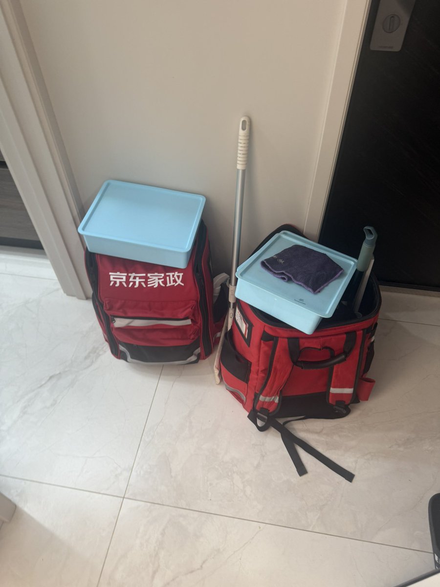 今天请了两个保洁师上门搞卫生，一男一女。
真磨叽啊，一个多小时了，女保洁师主卧+主卫还没弄完，男保洁师刚从厨房忙完出来，在做客厅卫生。去检查发现，也并没有慢工出细活。
如果是家奴，真恨不得拿鞭子在后面抽着让他们搞快点仔细点。但换做是请来的保洁师，却很理解他们，哪个打工人不想偷懒呢？