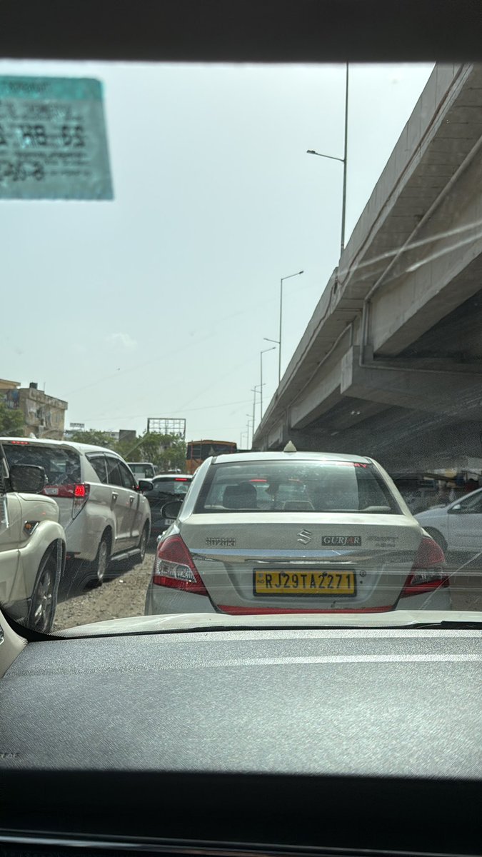 naveen23's tweet photo. Stuck in traffic coz cops didnt allow us to take the highway coz some asshole minister was going from jaipur. How fucked is this https://t.co/fULmsctbhZ