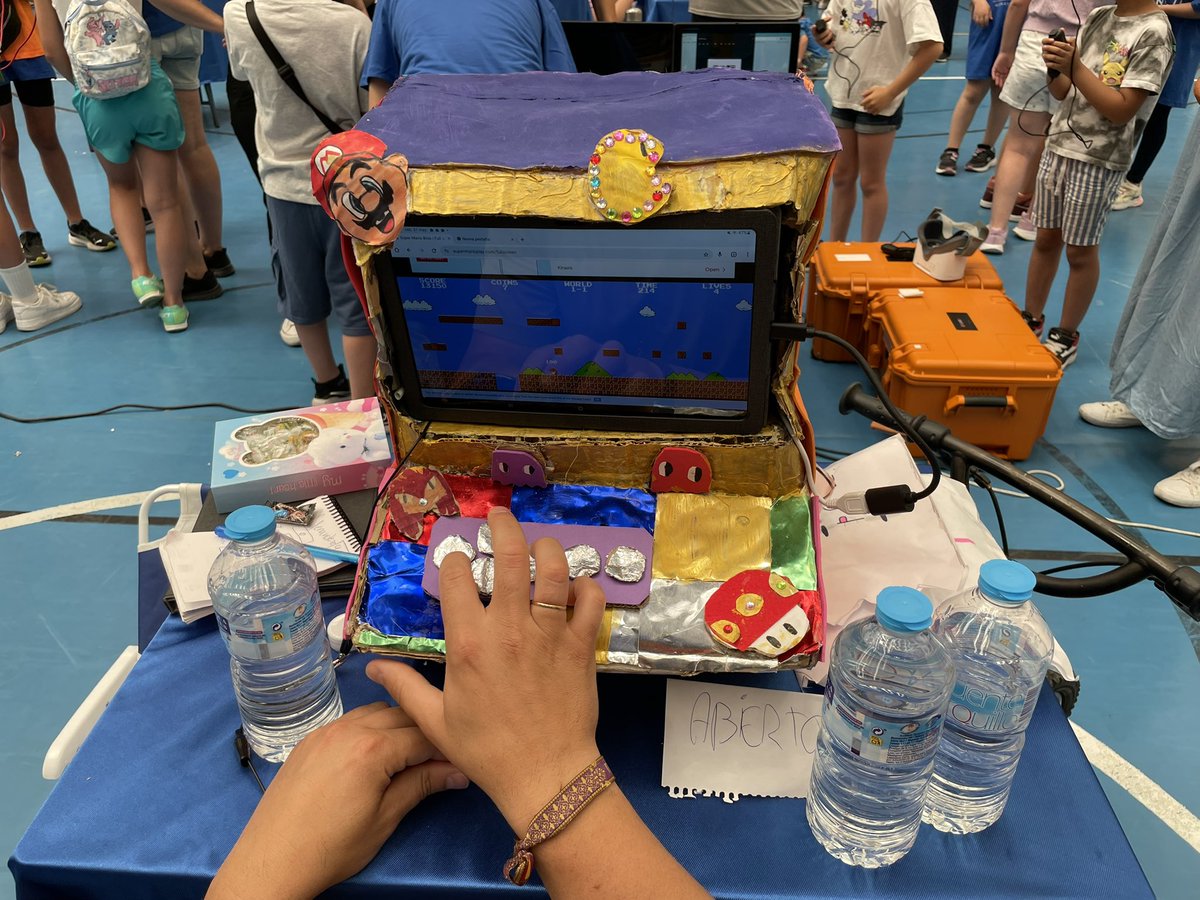 daniel_albertos's tweet image. Este fin de semana se ha desarrollado la feria de la ciencia de Humanes con gran éxito de participantes y de asistentes. La gran estrella fue la placa Makey Makey, presente en un gran número de proyectos. Enhorabuena a todos.
#CodigoEscuela4_0_Madrid