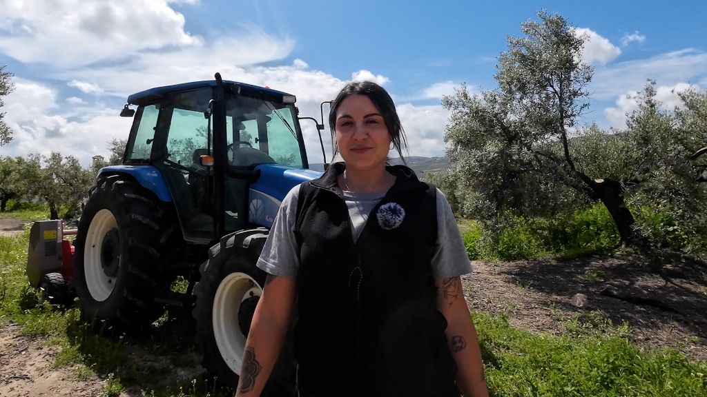 CanalSur (@canalsur) on Twitter photo ⌚ 12:15 | 🔴 <a href="/LosRepobladores/">Los Repobladores</a>
⚓ Alfredo, capitán de la marina mercante, ha encontrado en 📍Aljaraque su hogar
🌿 Paula dejó Madrid para cultivar olivos en 📍Baena y liderar un equipo femenino
Emisión👉🏼csur.red/IW8m50W22fX
🏡 #LosRepobladores
🌐 csur.red/mm6w50W22g0 ⌚ 12:15 | 🔴 <a href="/LosRepobladores/">Los Repobladores</a>
⚓ Alfredo, capitán de la marina mercante, ha encontrado en 📍Aljaraque su hogar
🌿 Paula dejó Madrid para cultivar olivos en 📍Baena y liderar un equipo femenino
Emisión👉🏼csur.red/IW8m50W22fX
🏡 #LosRepobladores
🌐 csur.red/mm6w50W22g0