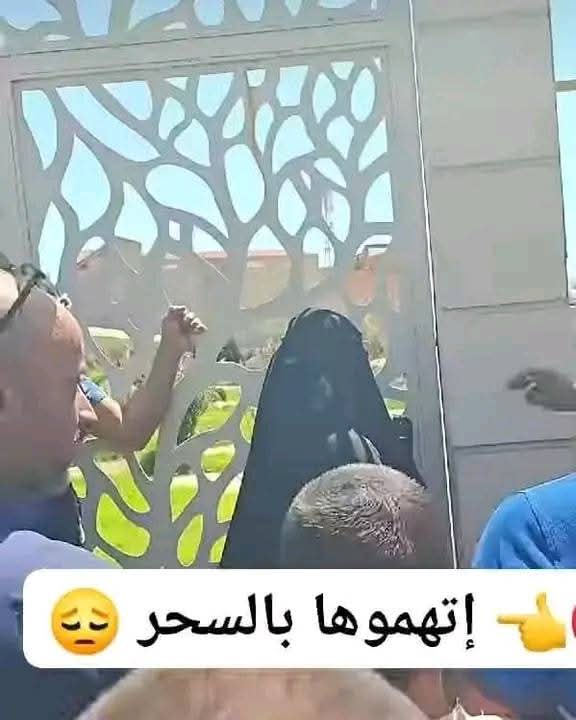 MimiFati17's tweet photo. شفت المقطع امس .. غاضتني وهي تصرخ  اعطيني نقابي .. انا مش فاهمة بصراحة المجتمع الحزائري لعبوا على اعداداته او هو هكذا من قبل فقط كشفهم الاعلام .. مرا  في وسط عرام من الذكور وتصوير واهانه وتعدي على المخلوقه بدون اي دليل يثبت انها مشعوذة ؟؟؟؟ وين رانا رايحين بهذا العقلية !!! https://t.co/122mUlwEX8