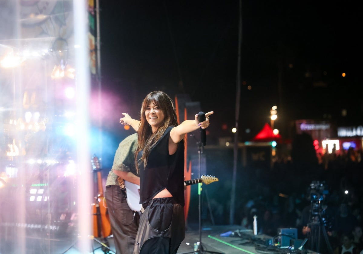 El periódico de Málaga (@diariosur) on Twitter photo 🔶 SUR+ 🎶 <a href="/vanesamartin_/">Vanesa Martin</a> abre su gira con un canto a la diversidad en #fulanitafest ✍ Víctor Rojas 📷 Marenostrum Fuengirola ➡️ diariosur.es/culturas/music… 🔶 SUR+ 🎶 <a href="/vanesamartin_/">Vanesa Martin</a> abre su gira con un canto a la diversidad en #fulanitafest ✍ Víctor Rojas 📷 Marenostrum Fuengirola ➡️ diariosur.es/culturas/music…