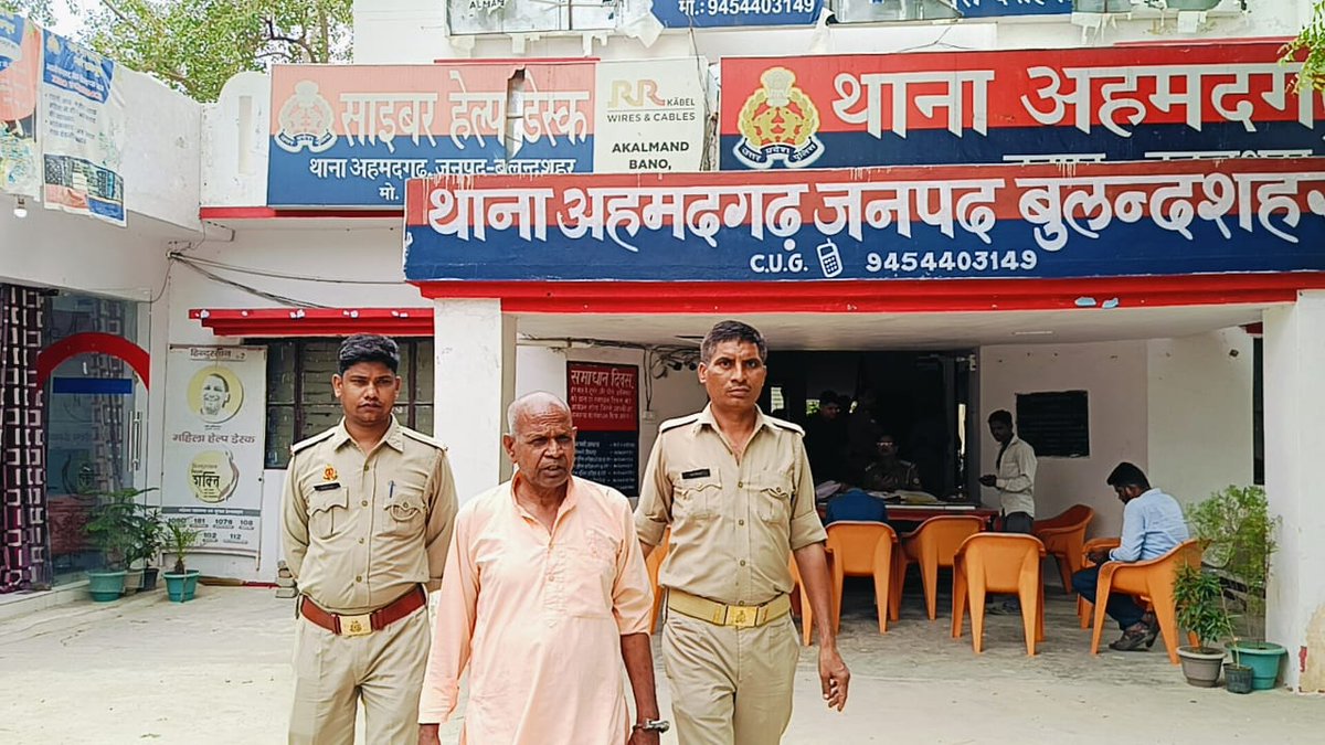 bstvlive's tweet photo. 🚨 बुलंदशहर : ढोंगी बाबा का महिला संग दुष्कर्म का प्रयास 🚨
➡ पति के लिए कैंसर की दवा लेने आई थी महिला
➡ अहमदगढ़ पुलिस ने FIR दर्ज कर आरोपी को पकड़ा
➡ बुलंदशहर के थाना अहमदगढ़ क्षेत्र की घटना
#Bulandshahr #FakeGuru #AttemptedAssault #BreakingNews @bulandshahrpol @Uppolice
