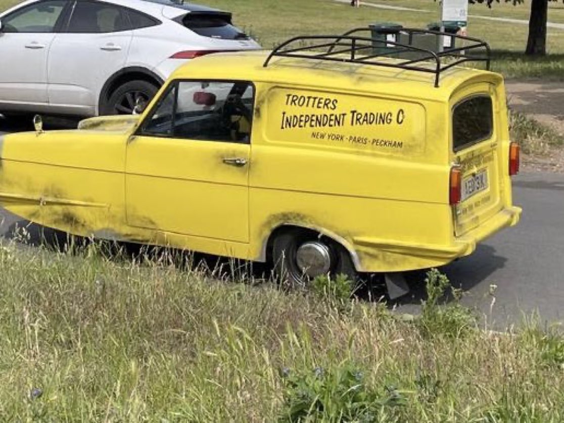 ReformDaily_'s tweet image. 🧺 Look what was at a Reform meet-up!  Reform Merton are in Wimbledon Village now - right by the farmers market! 

‘Come &amp;amp; say hello’👋

“He who dares, wins!”

@ReformUKMerton @ReformUKWandsw 

#OnlyFoolsAndHorses #ReformUK #Wimbledon