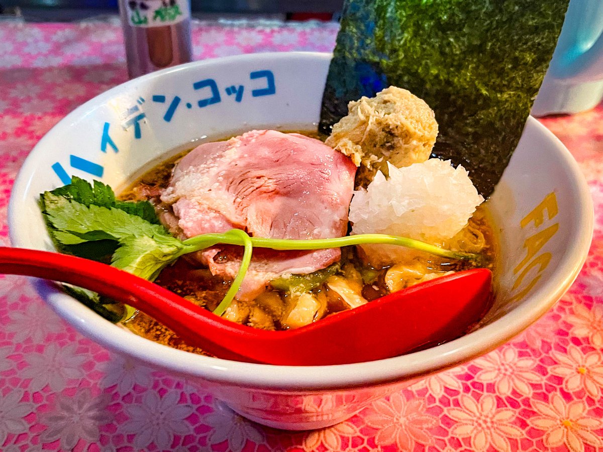 kugai_____'s tweet image. らーめん凛々@拝島
凛々しい牡蠣帆立ドロップス
×魚貝煮干手揉み太麺中華ソバ
①スタートは牡蠣と煮干溢れる豊潤なスープで激ウマ🌟②中盤で玉葱球を崩すと味が締まり、③牡蠣帆立Dropsを溶かすと貝感スパークで快感の極み。④柑橘のスープ割で元の出汁感ありつつ爽やさ追加。今日も最上級の一杯‼️