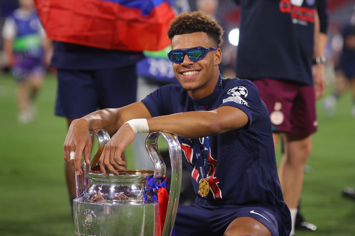 اللي سواه امس بعمر ال١٩ سنه ما اخذ حقه من المدح و الثناء .. اللي سواه الاعجوبه ديزري دوي امس شي عظيم جدًا جدًا .. انك بنهائي الابطال تسجل هدفين و تصنع هدف و تحسم اول دوري ابطال في تاريخ ناديك بعمر ١٩ سنه شي ايقوني

اللي سواه ديزري دوي امس اساطير ما سووه في تاريخهم الكروي .. خيالي