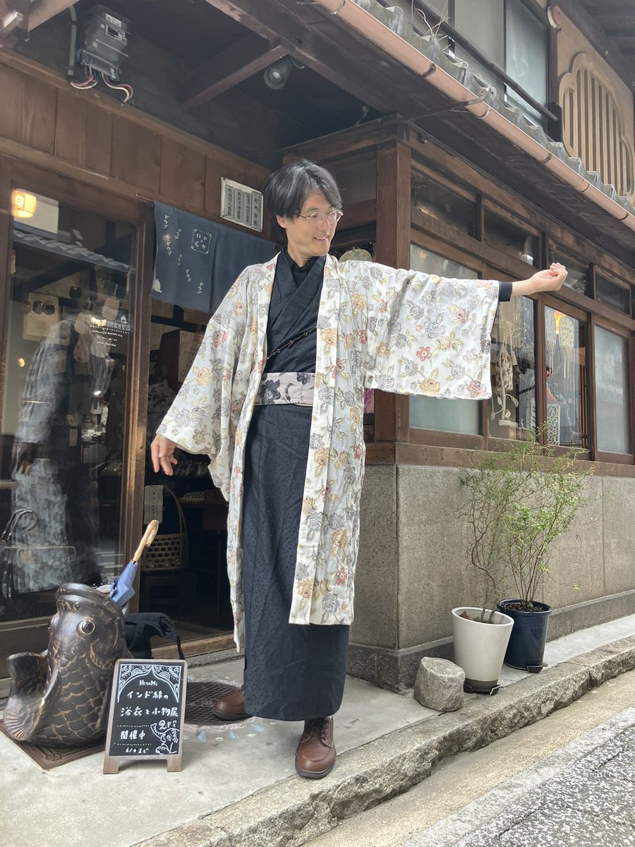 今日はこのような出で立ちでした!!
羽織・着物・帯・羽織紐→ミミズクヤさん(<a href="/mimiowlya/">ミミズクヤ</a>)
羽織のバラの柄を見せたくて腕伸ばしポーズ多めです。