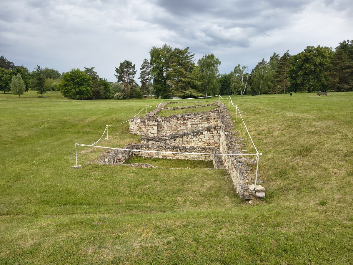 Takové drobnosti.....
Opravdu nemá správce na slušné a důstojné ohraničení takového místa....,? #smutne