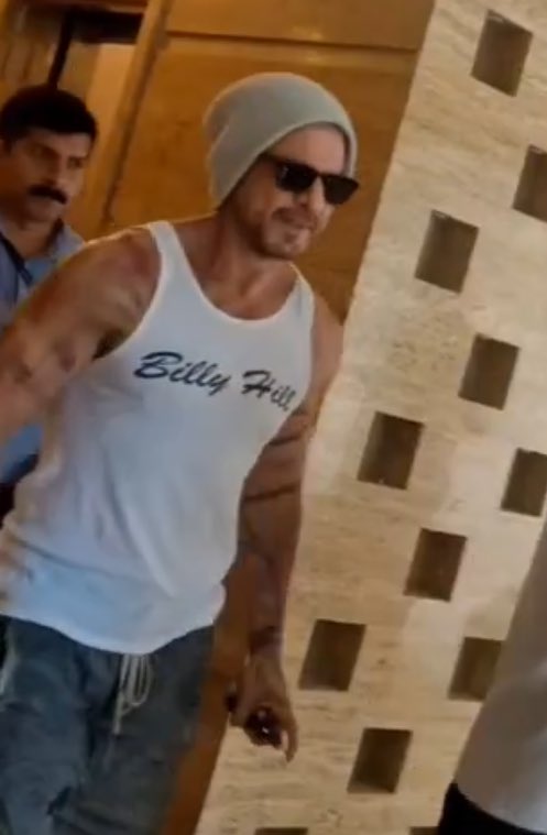 CalIMeDon's tweet image. SRK is wearing Billy Hill tank. Billy is a former Gangster linked to smuggling, protection rackets and extreme violence. #KING