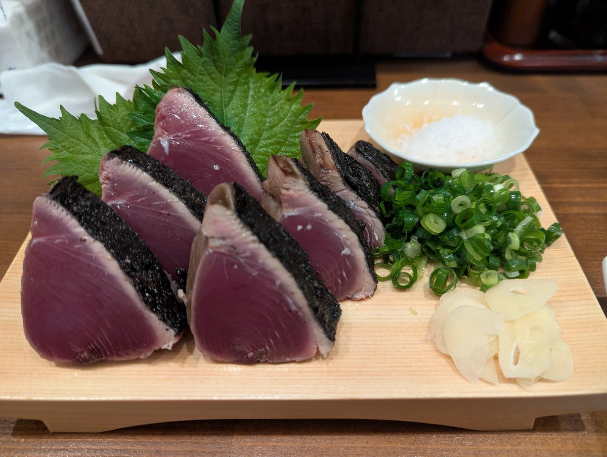 肉味噌冷やしピーマンと、鰹の藁焼き···！
久々に来たけどたまんねぇなぁおぉい！？(⁠ﾉ⁠◕⁠ヮ⁠◕⁠)⁠ﾉ⁠*⁠.⁠✧
やっぱ藁焼き美味いのぉ！！！