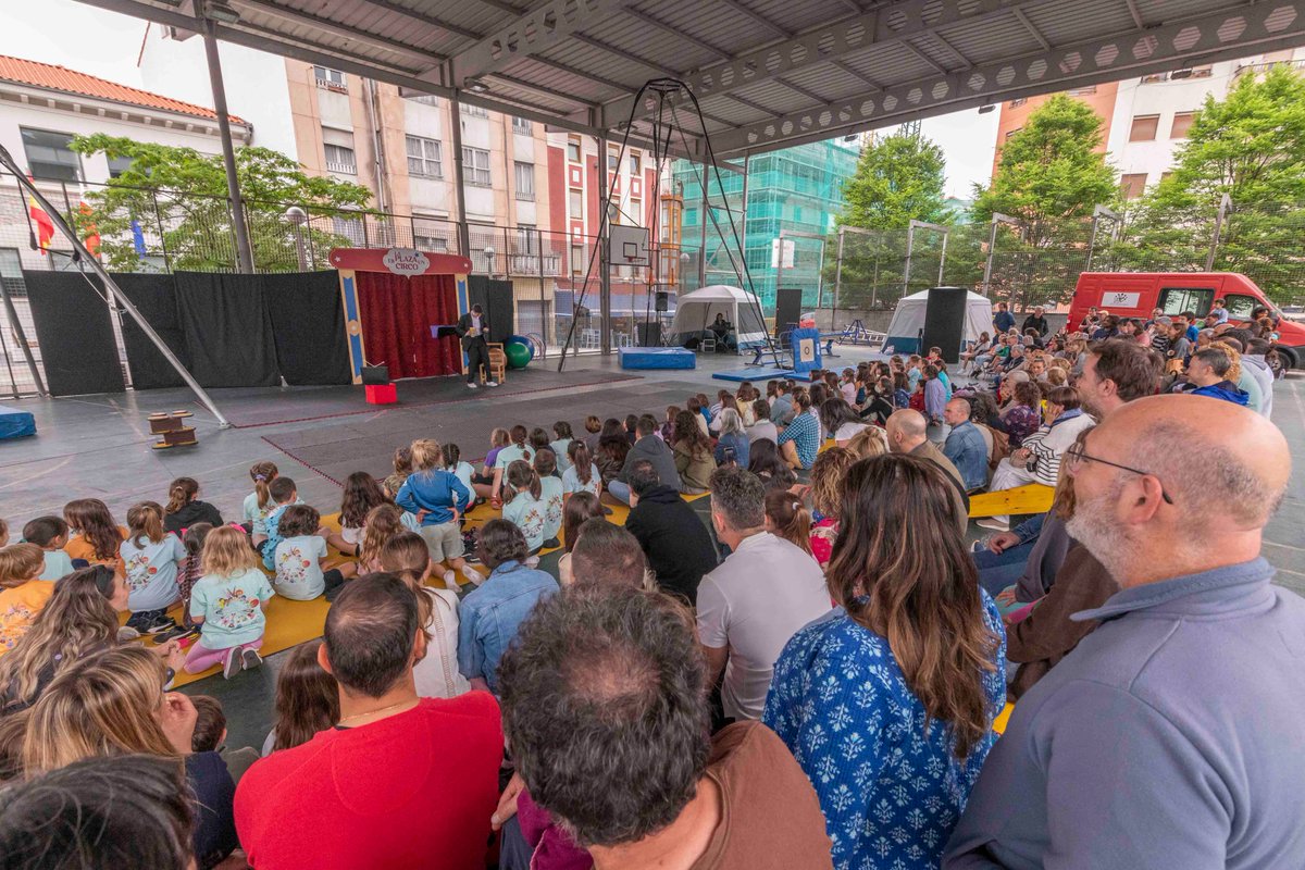 Torrelavega_es's tweet photo. 🤹‍♀️La Plaza de La Llama se transformó en una gran carpa para acoger la gala fin de curso de la #Escueladecirco con los  alumnos de los grupos de Infantil 1, 2 y 3, y Circo GranD (adultos), que asombraron al público con su talento
#Torrelavega #Torrelaveganízate @malabaracirco https://t.co/uqEzBvxVXe