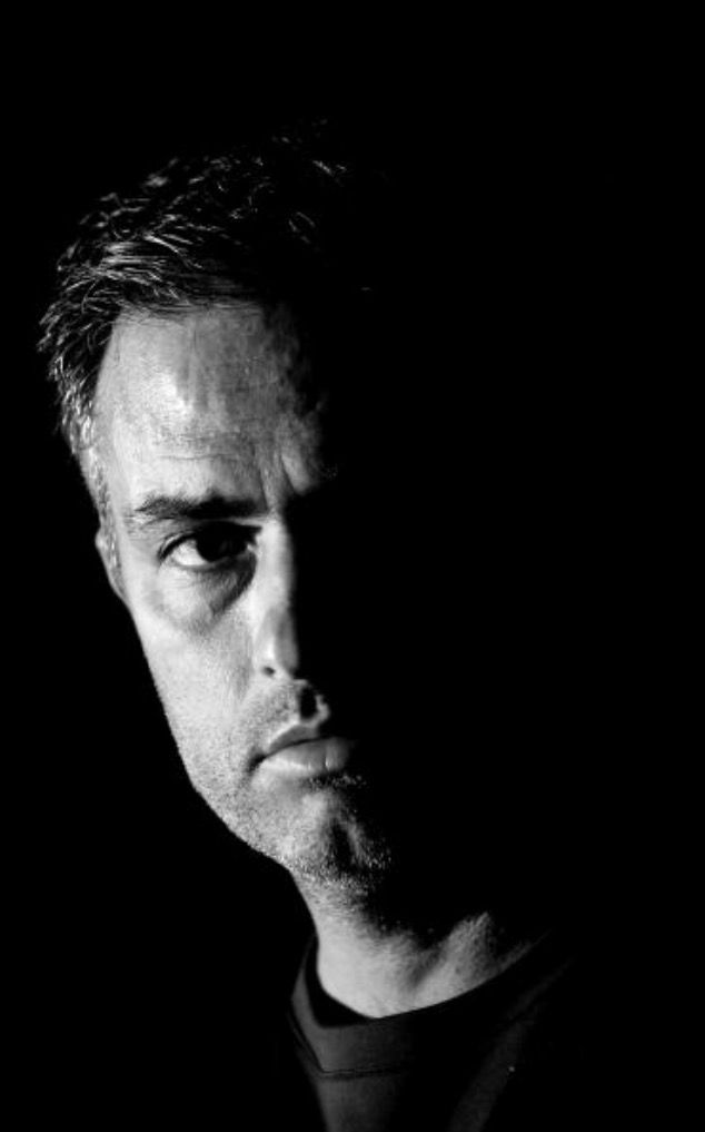 0–5. Yesterday, Inter made history.

The worst Champions League final loss ever.
Their second humiliation in just 3 years.

But in 2010?
One man made them Gods.

This is how Mourinho hacked the minds of
11 men, and what it teaches you about
control, belief, and power: 🧵