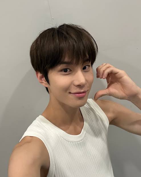 nununanaw's tweet photo. #luwoo 🧎🏻‍♀️🧎🏻‍♀️🧎🏻‍♀️ https://t.co/h4XR7XZSeM