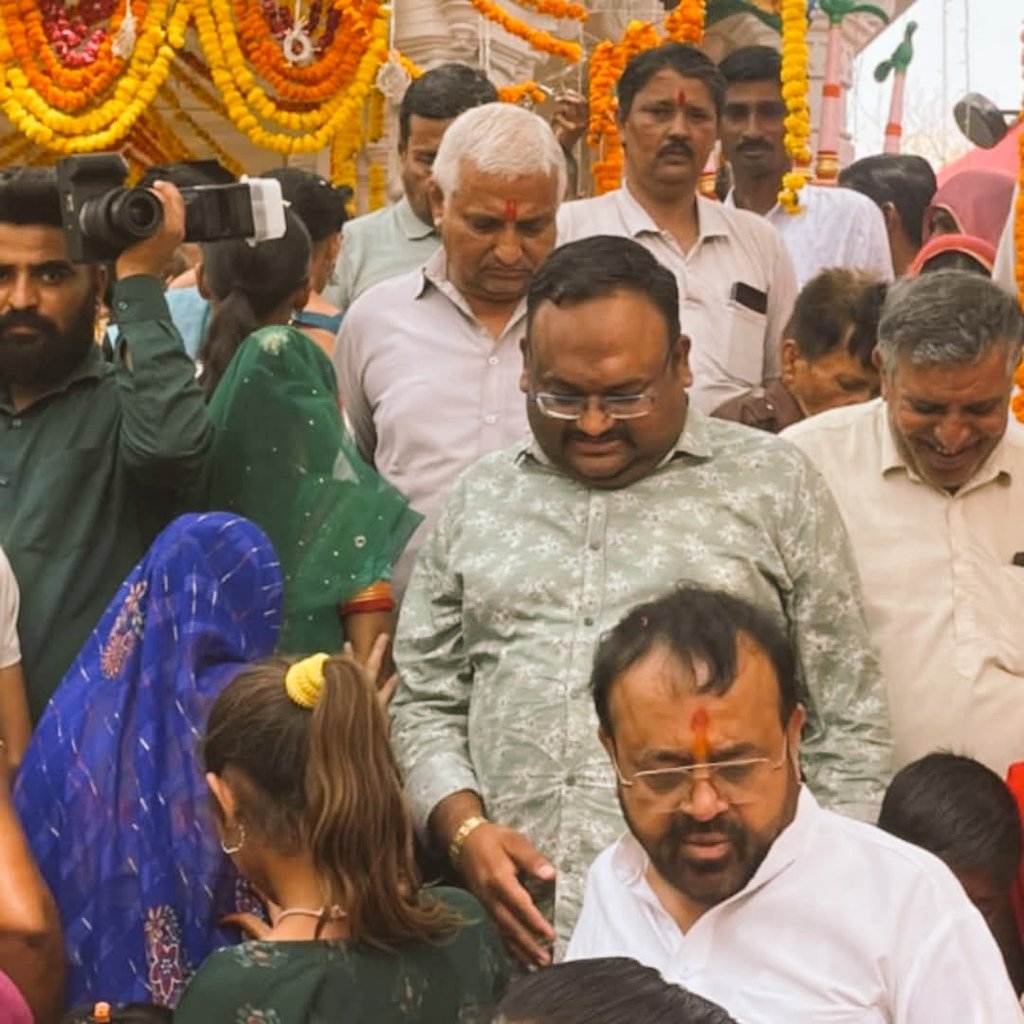 JayDeep03035788's tweet photo. ऊड गांव में बाबा रामदेवजी मन्दिर प्राणं प्रतिष्ठा मैं हमारे पुर्व विधायक सयमजी लौढा के साथ https://t.co/b7BkSP6wmJ
