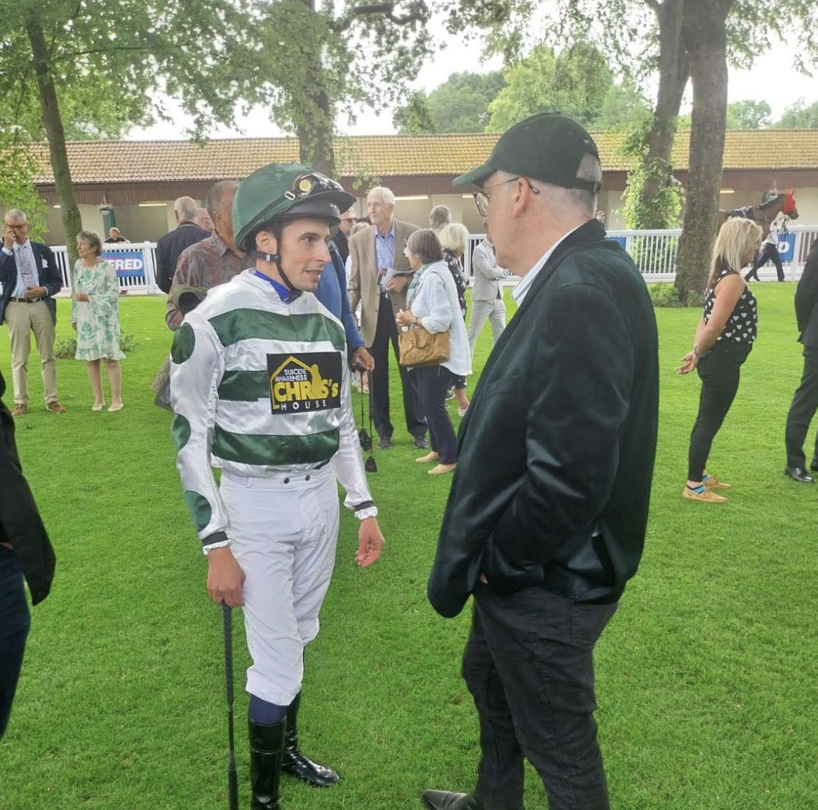 Nice to see the 🐐 <a href="/WilliamBuickX/">William Buick</a> in the <a href="/SummerstormBlo1/">Summerstorm Bloodstock</a> silks 👏🏼🍀