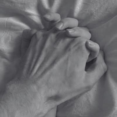 «Cuando estas tres conexiones se unen en la misma persona, 
ya no hay vuelta atrás. 
El cerebro te atrae, 
el corazón te elige  y el cuerpo lo siente. 
Es una conexión completa, profunda e inolvidable».
#DesconozcoAutor 🦋