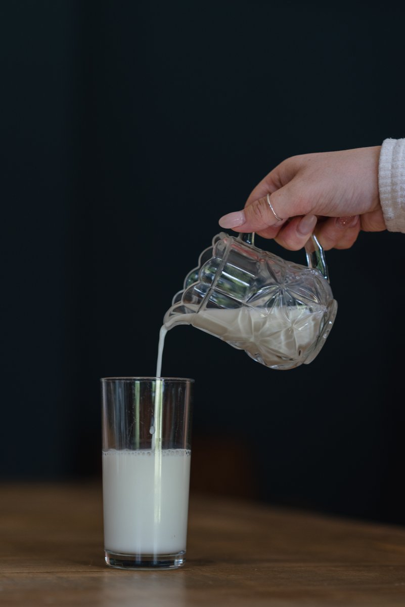 Hinter jedem 🥛 Glas Milch🧀 Stück Käse 🫕 Leckerem Fondue stecken unzählige Stunden harter Arbeit.

Die Milchwirtschaft versorgt uns mit wertvollen und schmackhaften Produkten – sie sichert weltweit den Lebensunterhalt von über einer Milliarde Menschen.🎉 #Weltmilchtag