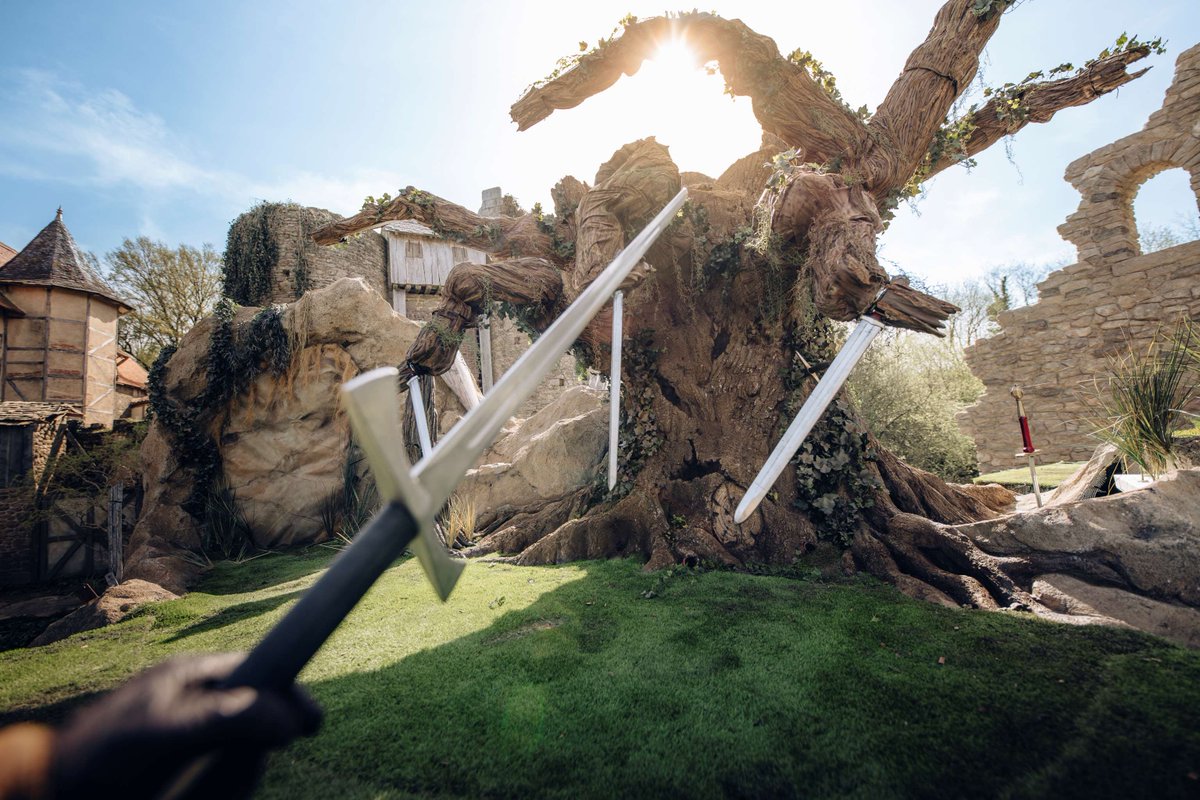 😱 Morgane a enfermé la cité dans son maléfice !

😟 Elle a pris possession de chaque pierre et de chaque arbre.

⚔️ Y a-t-il âme qui vive dans cette cité pour briser le maléfice ? 

©ArthurAumond
#PuyduFou #PuyduFo2025 #LEpeeduroiArthur