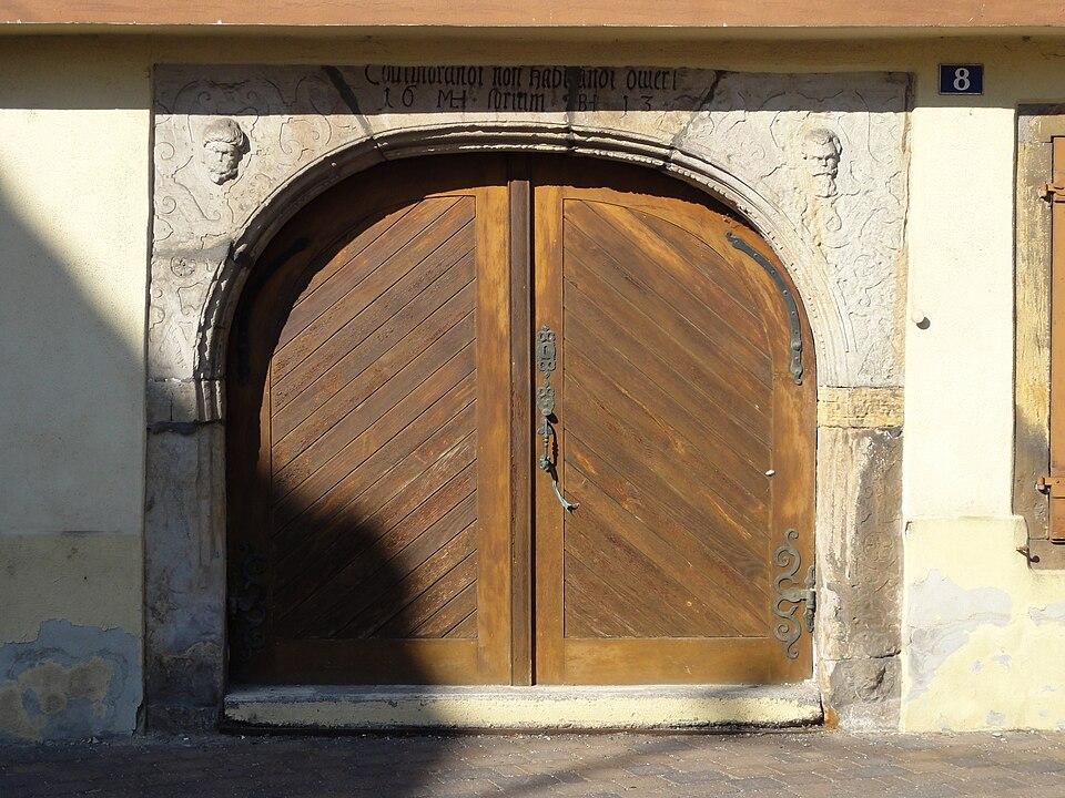 Maison à #HerrlisheimprèsColmar (#HautRhin) Portail en anse de panier muni d'une inscription et orné de deux têtes barbues et de motifs de ferronnerie typiquement Renaissance. Construction 1er quart XVIIe siècl...
Suite 👉 monumentum.fr/monument-histo…
#Patrimoine #MonumentHistorique
