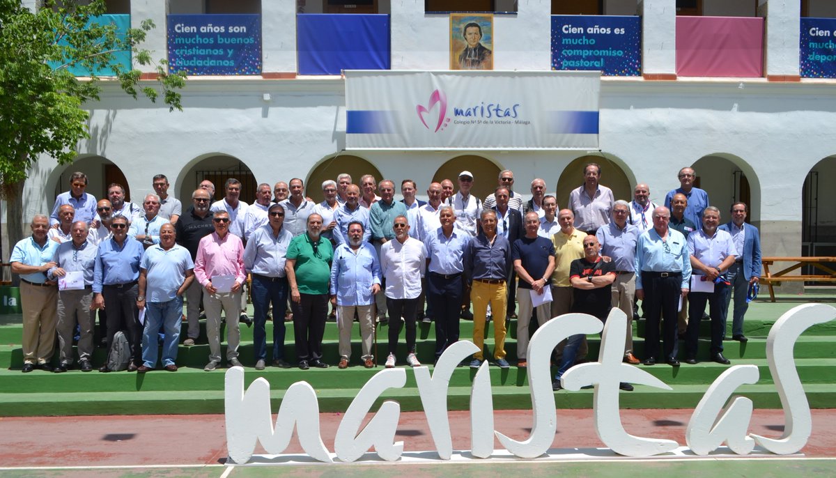 La promoción  Marista de 1975 celebró ayer sus bodas de Oro. Oración, paseo por las aulas y acto final con recuerdo y foto de familia. Ágape y tardeo en Cofradía del Sepulcro.  Ha sido un dia inolvidable para mucho de nosotros. Gracias Ademar Malaga por vuestra ayuda.