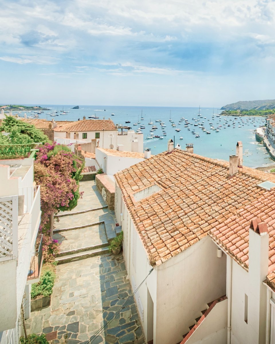 #サルバドール・ダリ が愛した街を知っていますか❓
#カタルーニャ州  #ジローナ県 にある #カダケス は、ダリが幼いころ過ごし、後年にも居を構えた街です🥰
町北部のポート・リガット湾の前に位置するダリの家博物館では、この街の美しさを描いた数々の絵を見られます🎨💕

#スペイン大使館観光部