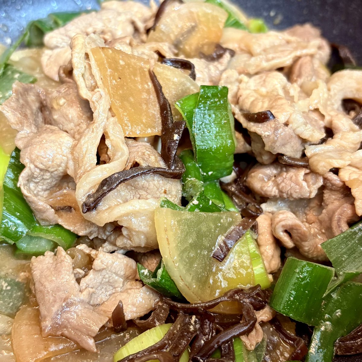 拵えてるうちにしょうが焼きの味付けとなり、キクラゲと捨てちゃうような葱の青いとこが入りました。やー。大成功！