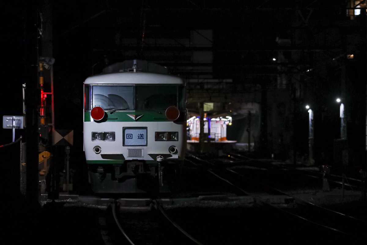 185_Farewell's tweet photo. 185系廃回
何故か毎回微妙に変わる仕様が面白かった。

エンブレム、有無
編成札、有無紙
幕、有無紙 https://t.co/kHSQG8IVMp