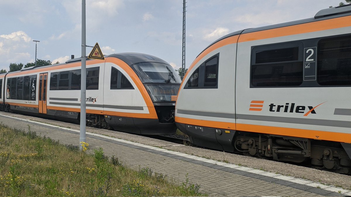 kleine eisenbahnkunde:
straight :)      |     gayyyy :3

schönen pridemonth euch 🏳️‍🌈