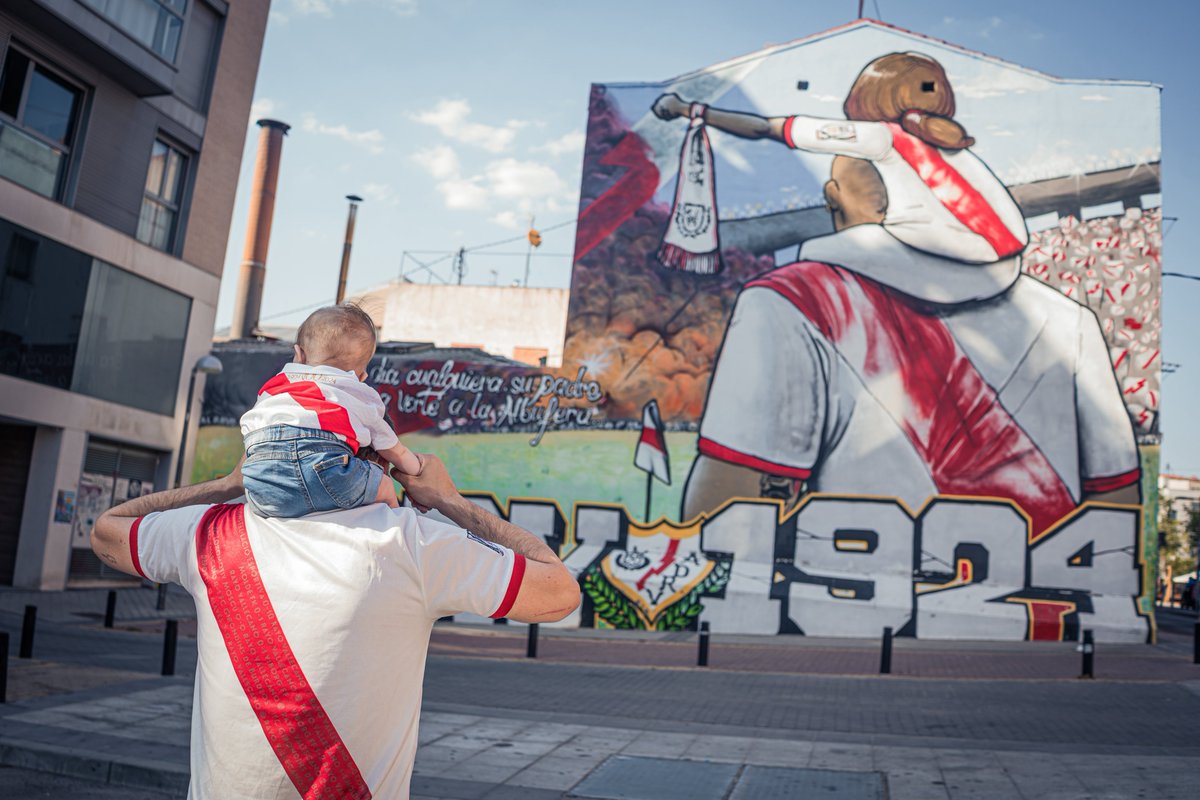 Hoy, ilustro en la página 42 de El País… “25 años después, el Rayo vuelve a Europa y Vallecas lo goza: así respira el barrio el logro de la plantilla más veterana de la Liga”

PORQUE SOMOS DE EUROPA😁⚡️🇪🇺