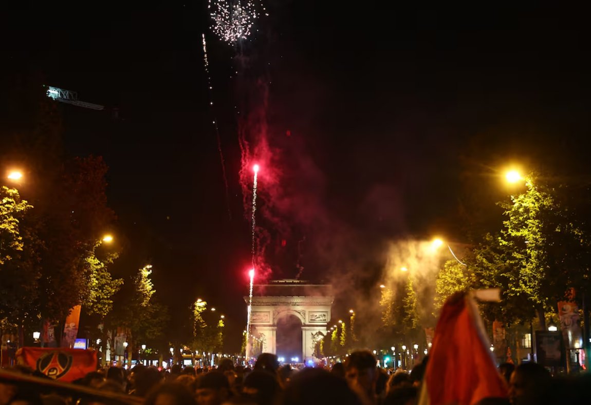 InfosFrancaises's tweet photo. PSG CHAMPION D'EUROPE : Deux morts, un policier dans le coma, 264 véhicules incendiés, 200 blessés et 559 interpellations.

Le conducteur d'un scooter est décédé à Paris, percuté par une voiture.
À Dax, dans les Landes, un ado 17 ans est mort poignardé à la poitrine en marge des rassemblements pour fêter la victoire du PSG.

À Grenoble, une famille a été fauchée par un automobiliste, faisant quatre blessés dont deux graves.

Un policier a été hospitalisé et plongé dans un coma artificiel après avoir été blessé à Coutances, dans la Manche, touché par des mortiers d'artifice.

22 policiers et 7 pompiers ont été blessés.

Des magasins ont été dégradés à Paris, à Annemasse (Haute-Savoie), Pau (Pyrénées-Atlantiques) et Nantes (Loire-Atlantique) notamment. 

692 incendies ont été recensés dans le pays, dont 264 concernaient des véhicules. #PsgInter