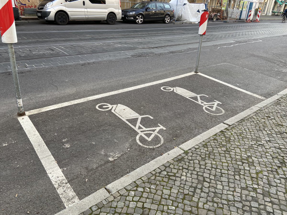 In Berlijn hebben ze een parkeervak vrijgemaakt voor het stallen van moderne bakfietsen. Zo kan de stoep vrij blijven voor voetgangers. Waarom doen we dat in onze steden ook niet vaker?