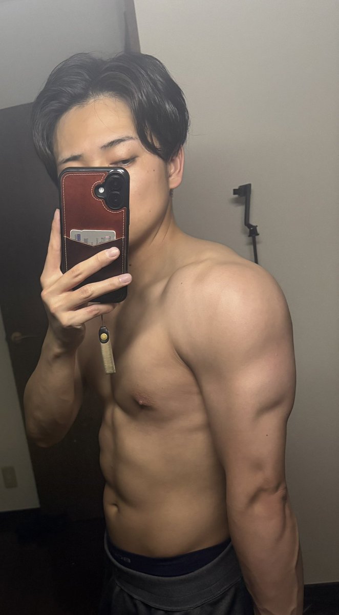 今日の家トレは肩！
今日は仕事が休みで、午前中はダラダラ過ごしてしまいました。
午後から理想の自分に向けて、最近よく見るしゃべくり社長の動画を見て勉強しました。
亀みたいな速度でも昨日の自分より成長出来ました。
もう少し勉強します。