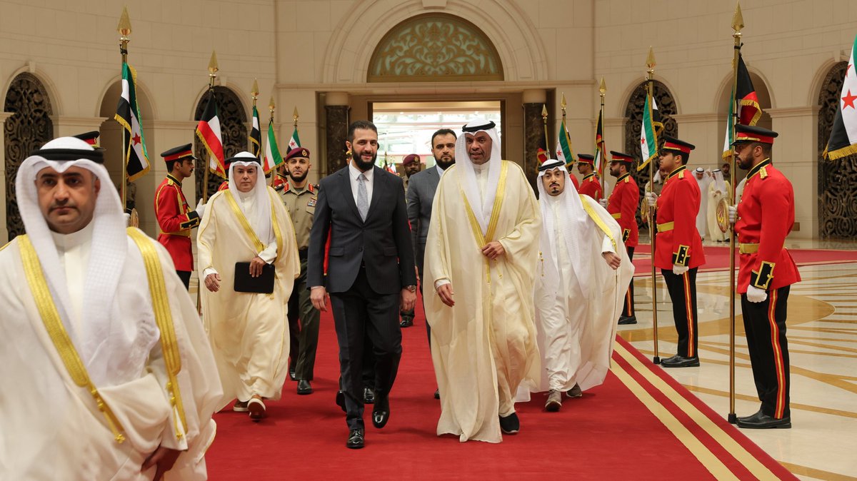 وصول السيد الرئيس أحمد الشرع إلى مطار الكويت الدولي في زيارة رسمية، وكان في استقباله معالي وزير خارجية دولة الكويت عبدالله علي اليحيا.

عزيزة يا كويت 🇰🇼
الكويت الصديق الصدوق التي طالما مدت يد العون لشعبنا السوري الجريح 
شكرا الكويت بلد الإنسانية 🇰🇼

#سوريا  #الكويت