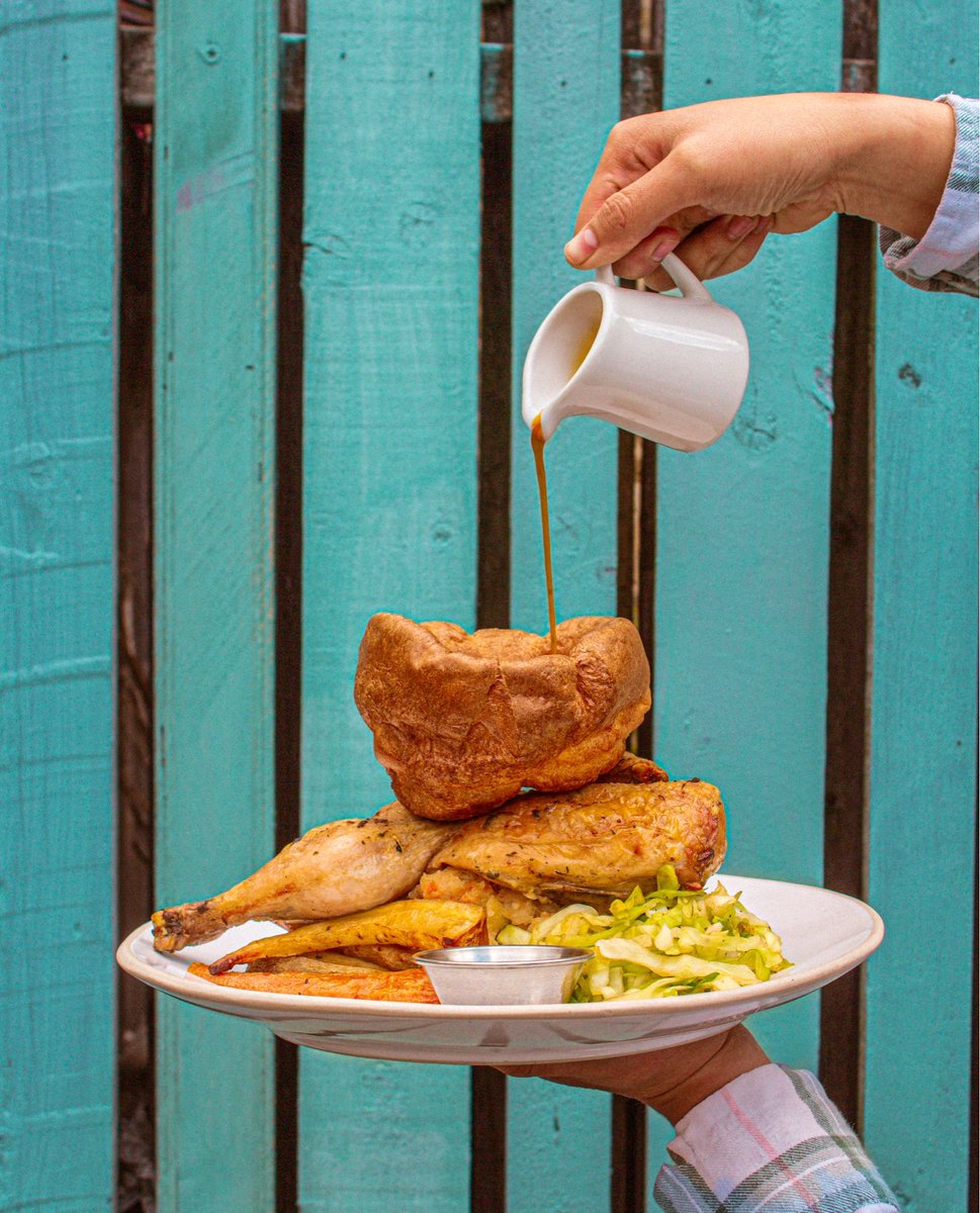 Gravy-pouring goodness. Need a plan for Father's Day? Booking with us is giving favourite child energy! 😏

#sundaybest #tootingfoodie #londonsundays #gravygang #fathersday