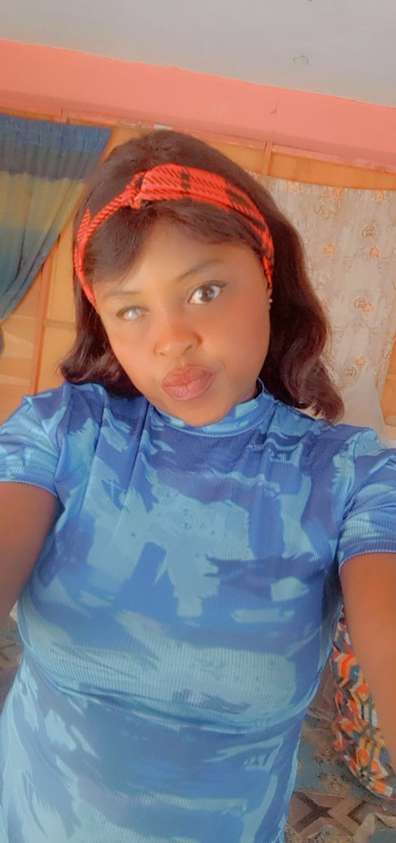 Yesterday my life flashed right before my eyes😭😭😭😭😭I fell right in the middle of the high way while crossing the road to use the ATM 😭😭😭😭God paused the car coming 😭😭😭😭