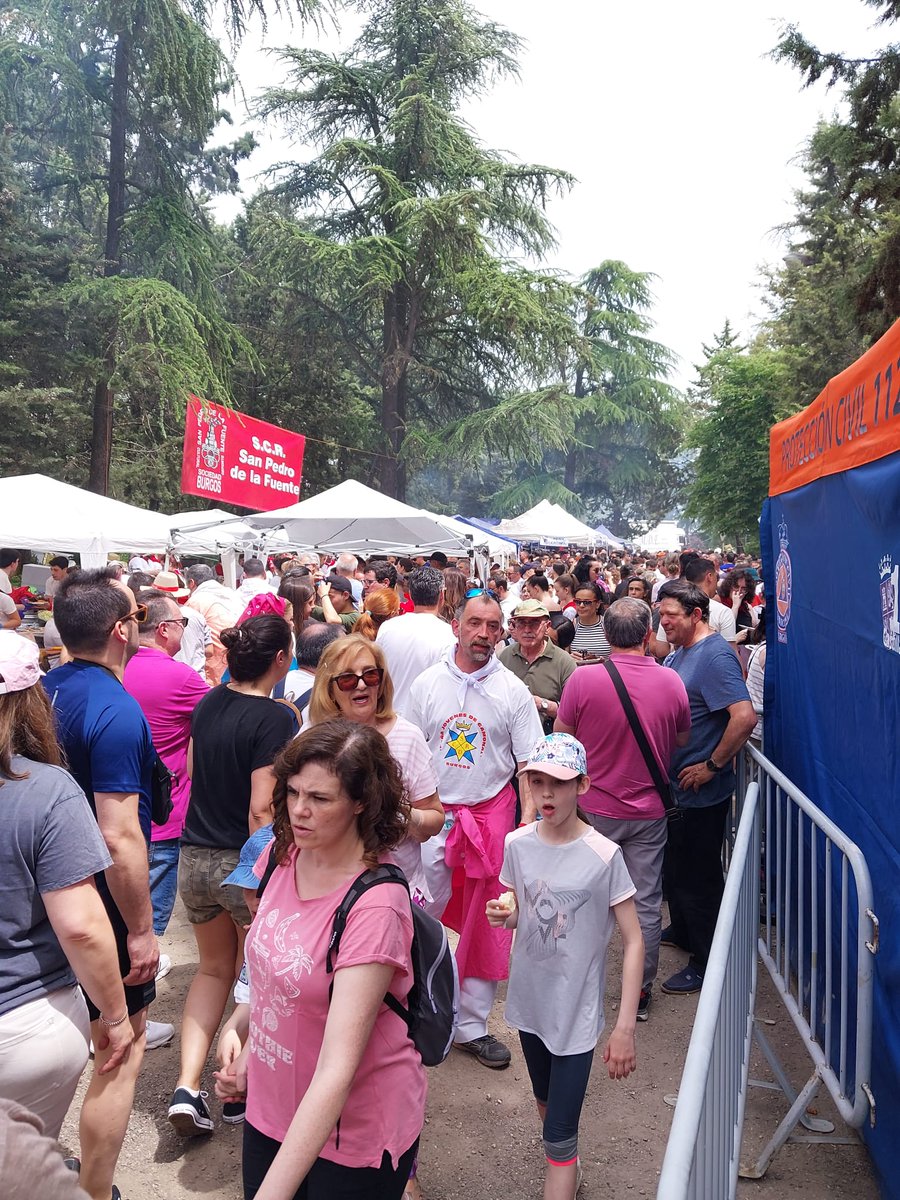 🥘 Miles de personas acuden al reparto de 8.000 raciones de paella en la campa del Castillo dentro de la celebración de la romería de Nuestra Señora de la Blanca 

La alcaldesa, Cristina Ayala, y concejales de los tres grupos municipales participan en el reparto de la paella.