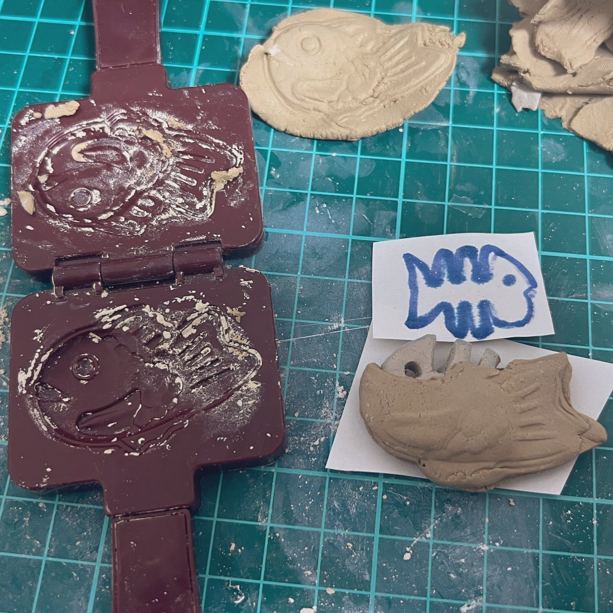 たばねさんのぬいを作りました！お腹を押すとプイッと音が鳴り手足も動かせる仕様です🎶オマケに骨たいやきを模した置物も渡しました🐟