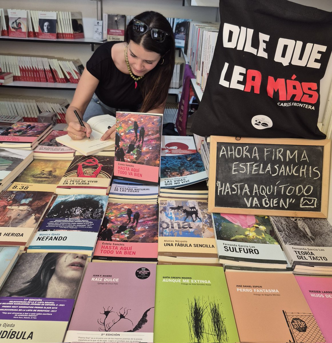 Editorial Candaya (@edcandaya) on Twitter photo Estela Sanchis firmando ejemplares de su recién estrenada novela "Hasta aquí todo va bien", en la caseta #Candaya (158) de la <a href="/FLMadrid/">Feria del Libro de Madrid</a> #FLMadrid25.
📖 Una honda reflexión sobre la pulsión de la violencia, la crueldad y los límites de la intimidad.
🔗 candaya.com/libro/hasta-aq… Estela Sanchis firmando ejemplares de su recién estrenada novela "Hasta aquí todo va bien", en la caseta #Candaya (158) de la <a href="/FLMadrid/">Feria del Libro de Madrid</a> #FLMadrid25.
📖 Una honda reflexión sobre la pulsión de la violencia, la crueldad y los límites de la intimidad.
🔗 candaya.com/libro/hasta-aq…