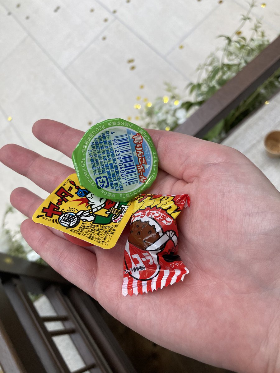 _shino_46's tweet photo. 結婚式にお呼ばれされてきました❣️

おふたりらしさ満載のお式と披露宴でただただ楽しんできました😊

チャペルで菓子撒きも、新郎新婦自らパフォーマンスも初体験！！🍬

数日ずーっと天気予報とにらめっこしてきたけど、雨予報がいつの間にかなくなってて、なんなら晴れマークに変わってた☀️👏 https://t.co/Y6b1OCXraw