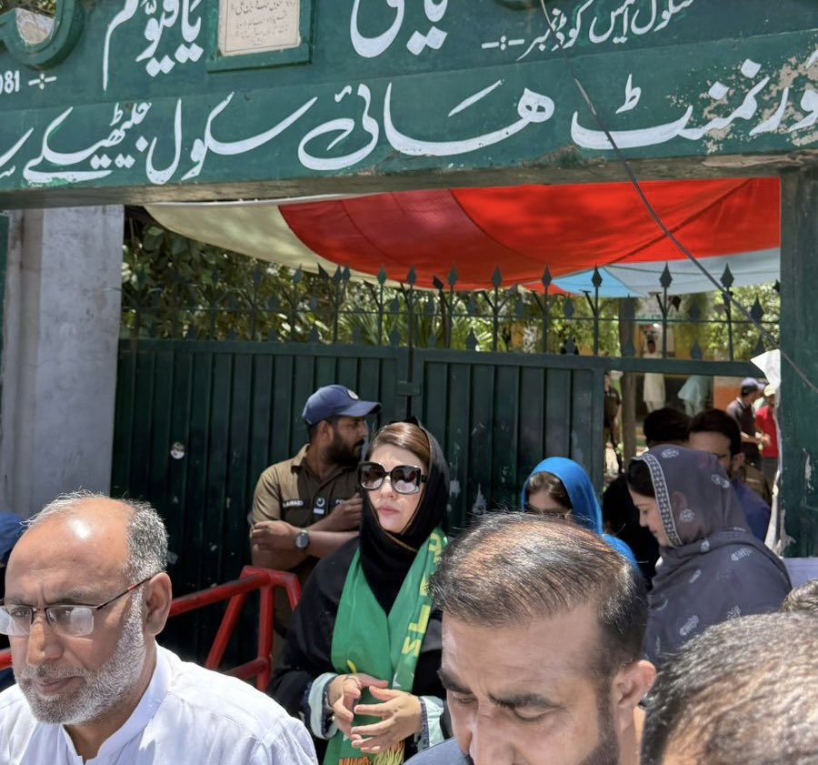 AsmaNaz368's tweet photo. پولنگ اسٹیشن کا وزٹ 
سمبڑیال میں ہر طرف شیروں کا راج 
🦁@MaryamNSharif 
@Marriyum_A 
@pmln_org https://t.co/DNhLy59ZKT