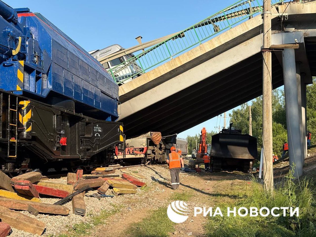 nanana365media's tweet image. 🔴RUSSIA 🇷🇺| #Bryansk region : At least 7 dead and 66 injured reported in the collapse of two bridges on Saturday night near the village of #Vygonichi, causing the derailment of several trains. Moscow is calling it "illegal interference," with no established link to #Ukraine.